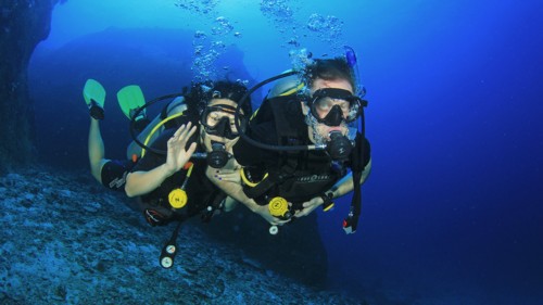 Two scuba divers with a nitrox certification.
